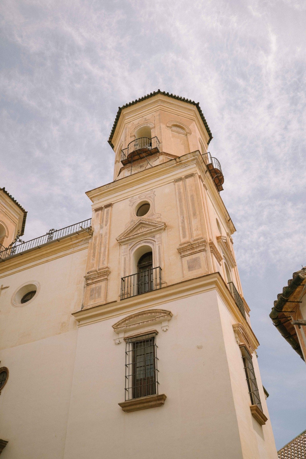 Novios durante su boda en Cortijo Antigua Venta San Antonio, Málaga — fotografía de Adrián Jordán, fotógrafo de bodas en Málaga