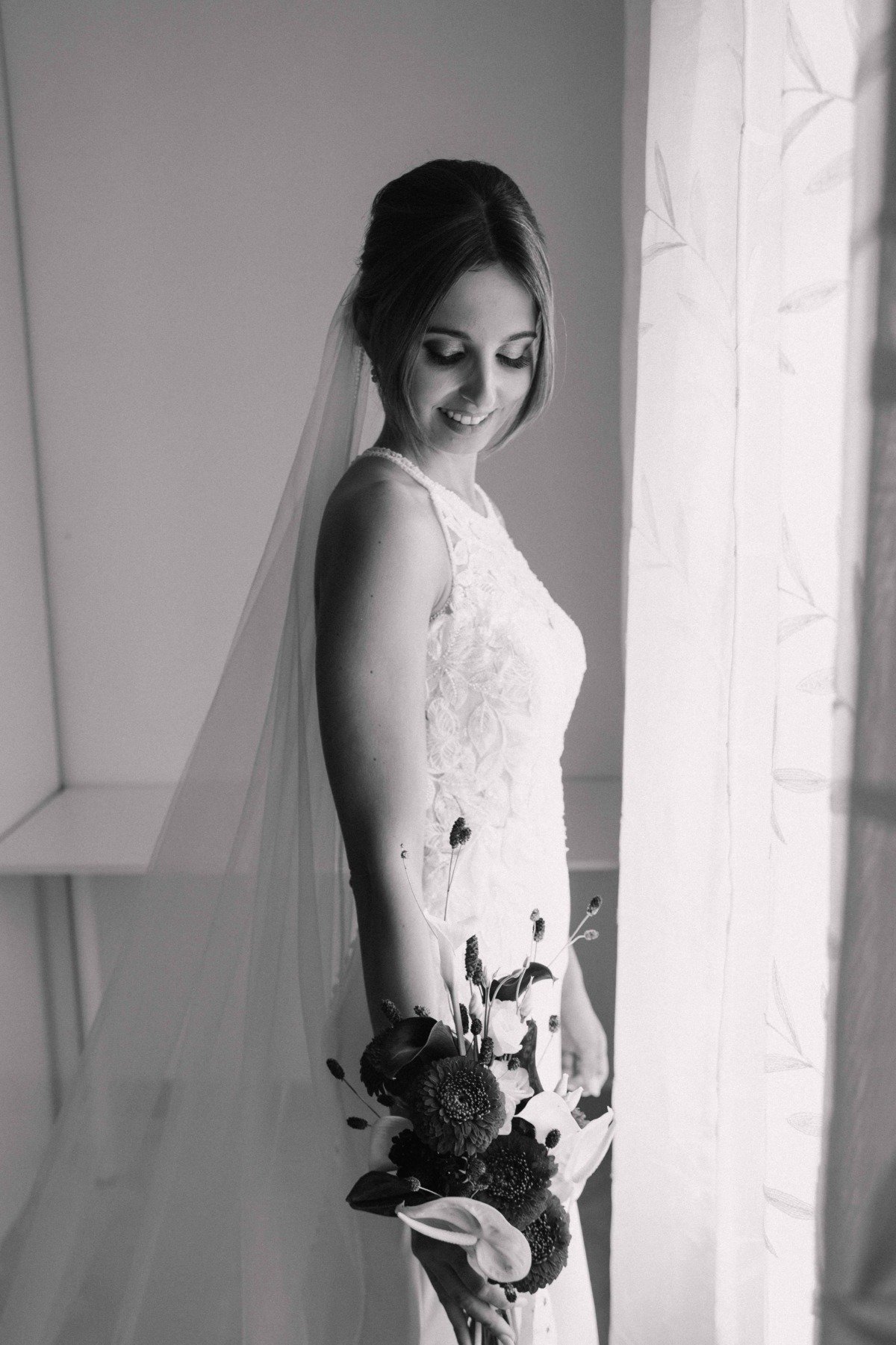 Novios durante su boda en Cortijo Antigua Venta San Antonio, Málaga — fotografía de Adrián Jordán, fotógrafo de bodas en Málaga