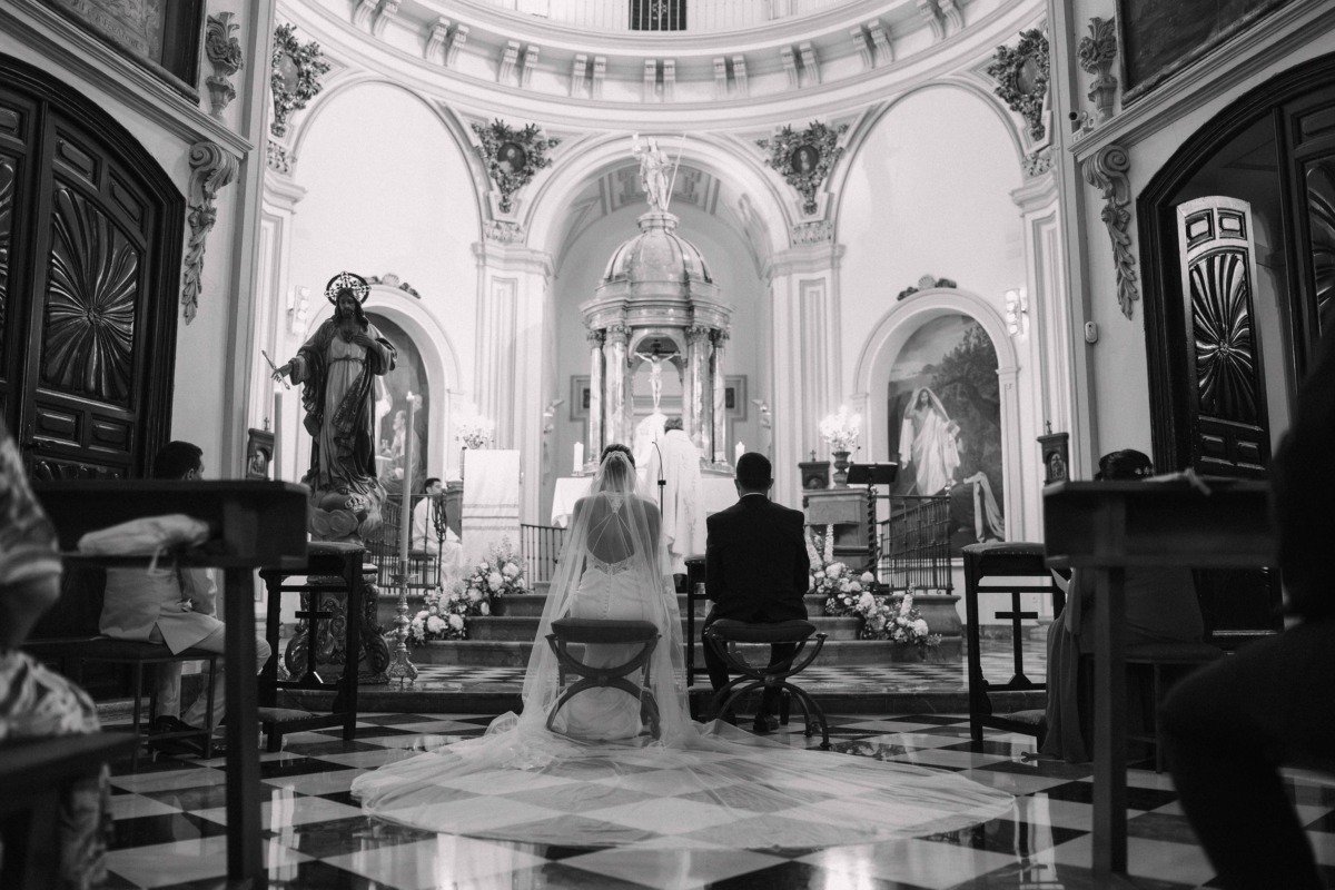 Novios durante su boda en Cortijo Antigua Venta San Antonio, Málaga — fotografía de Adrián Jordán, fotógrafo de bodas en Málaga