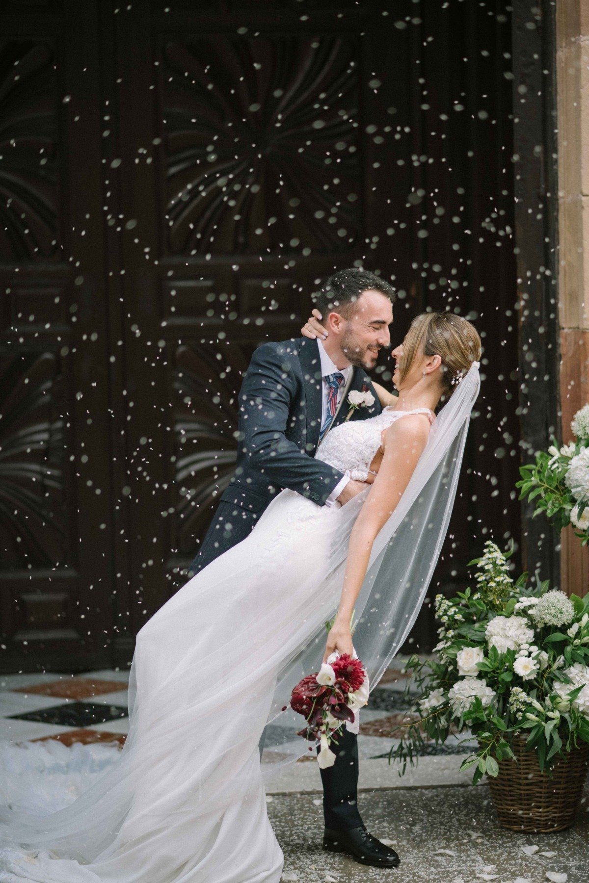 Novios durante su boda en Cortijo Antigua Venta San Antonio, Málaga — fotografía de Adrián Jordán, fotógrafo de bodas en Málaga