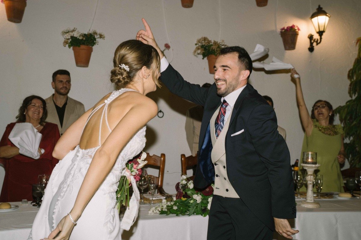 Novios durante su boda en Cortijo Antigua Venta San Antonio, Málaga — fotografía de Adrián Jordán, fotógrafo de bodas en Málaga