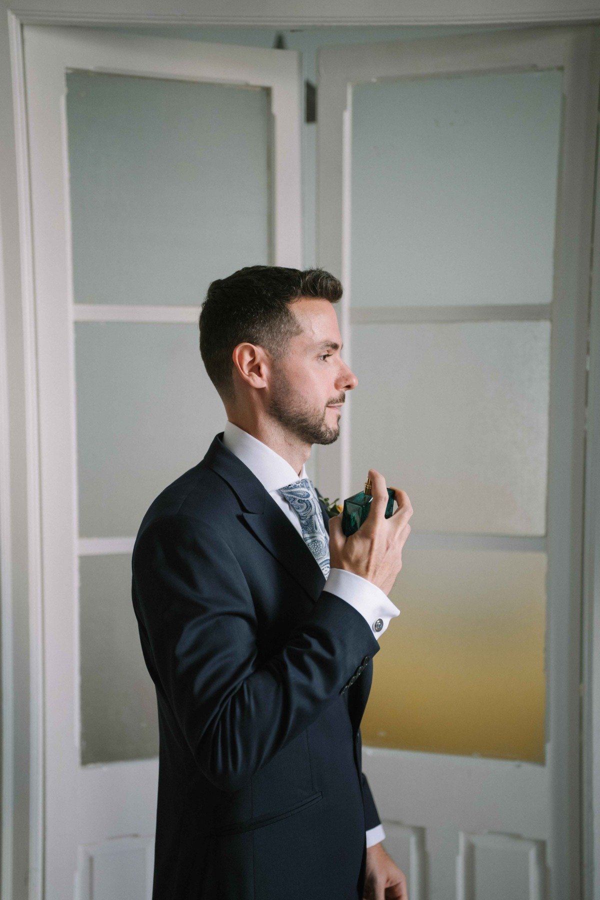 Momento de la boda de Manu y María en Jardines de San Telmo, Málaga — fotografía natural y sin posar