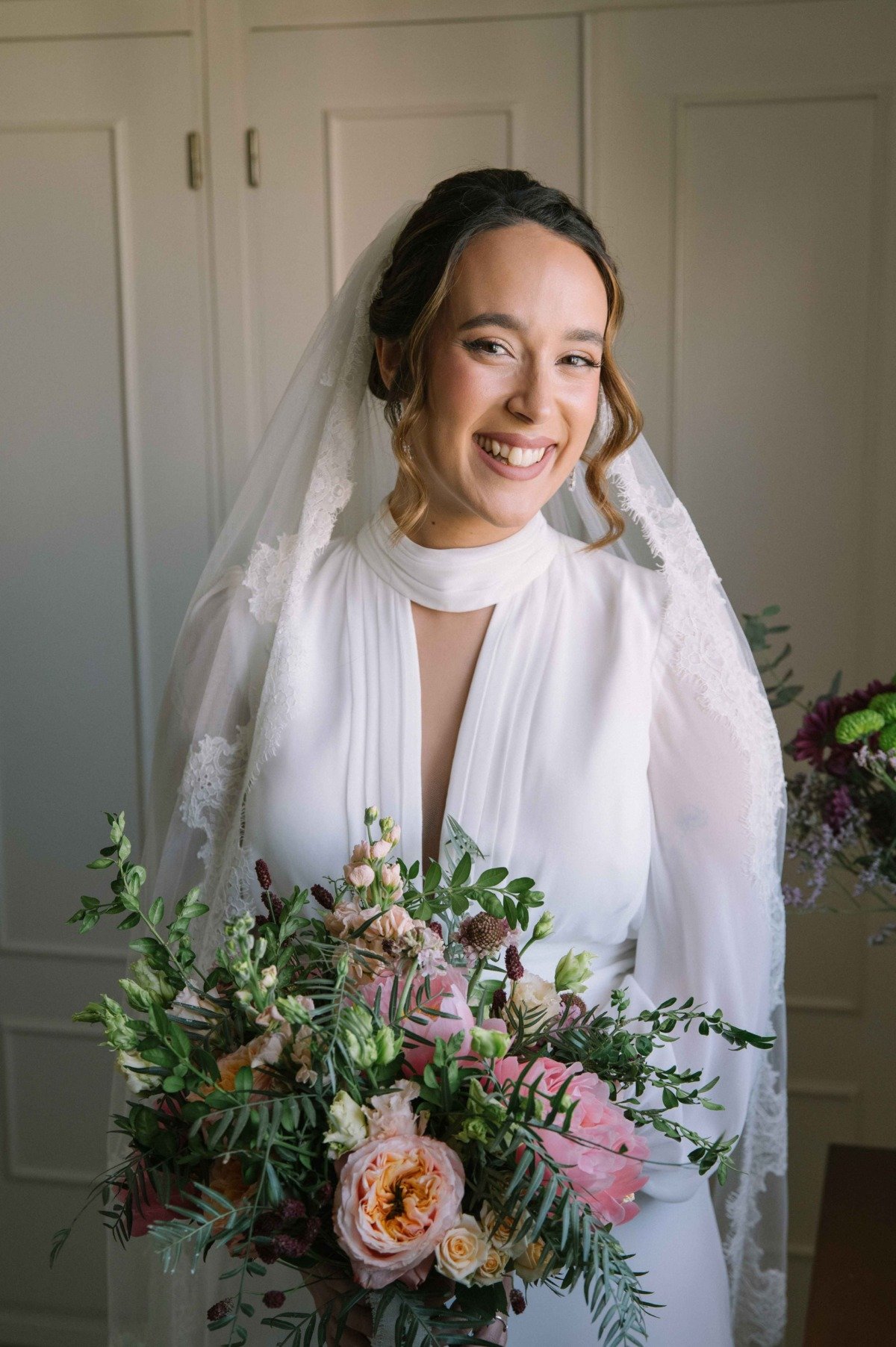 Novios durante su boda en Jardines de San Telmo, Málaga — fotografía de Adrián Jordán, fotógrafo de bodas en Málaga