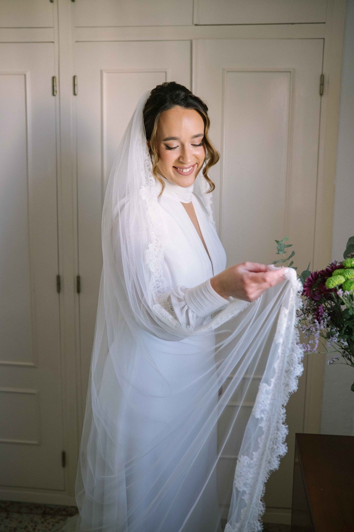 Momento de la boda de Manu y María en Jardines de San Telmo, Málaga — fotografía natural y sin posar