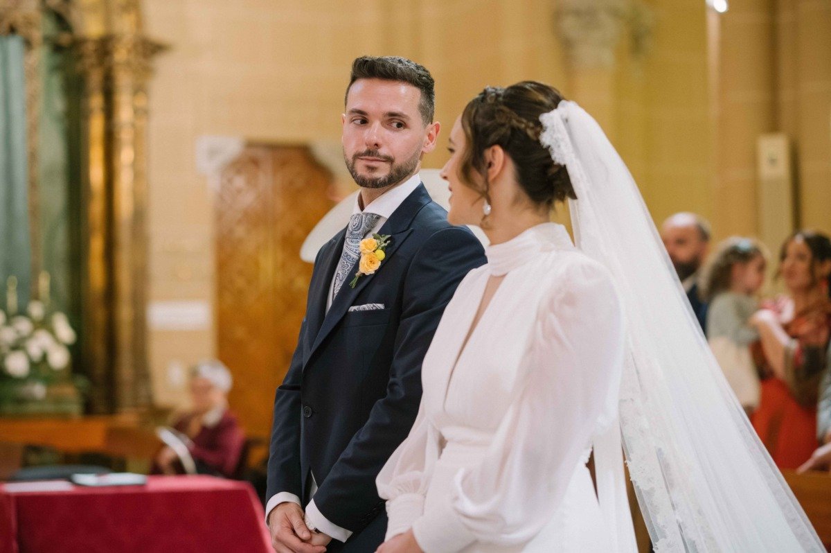 Novios durante su boda en Jardines de San Telmo, Málaga — fotografía de Adrián Jordán, fotógrafo de bodas en Málaga