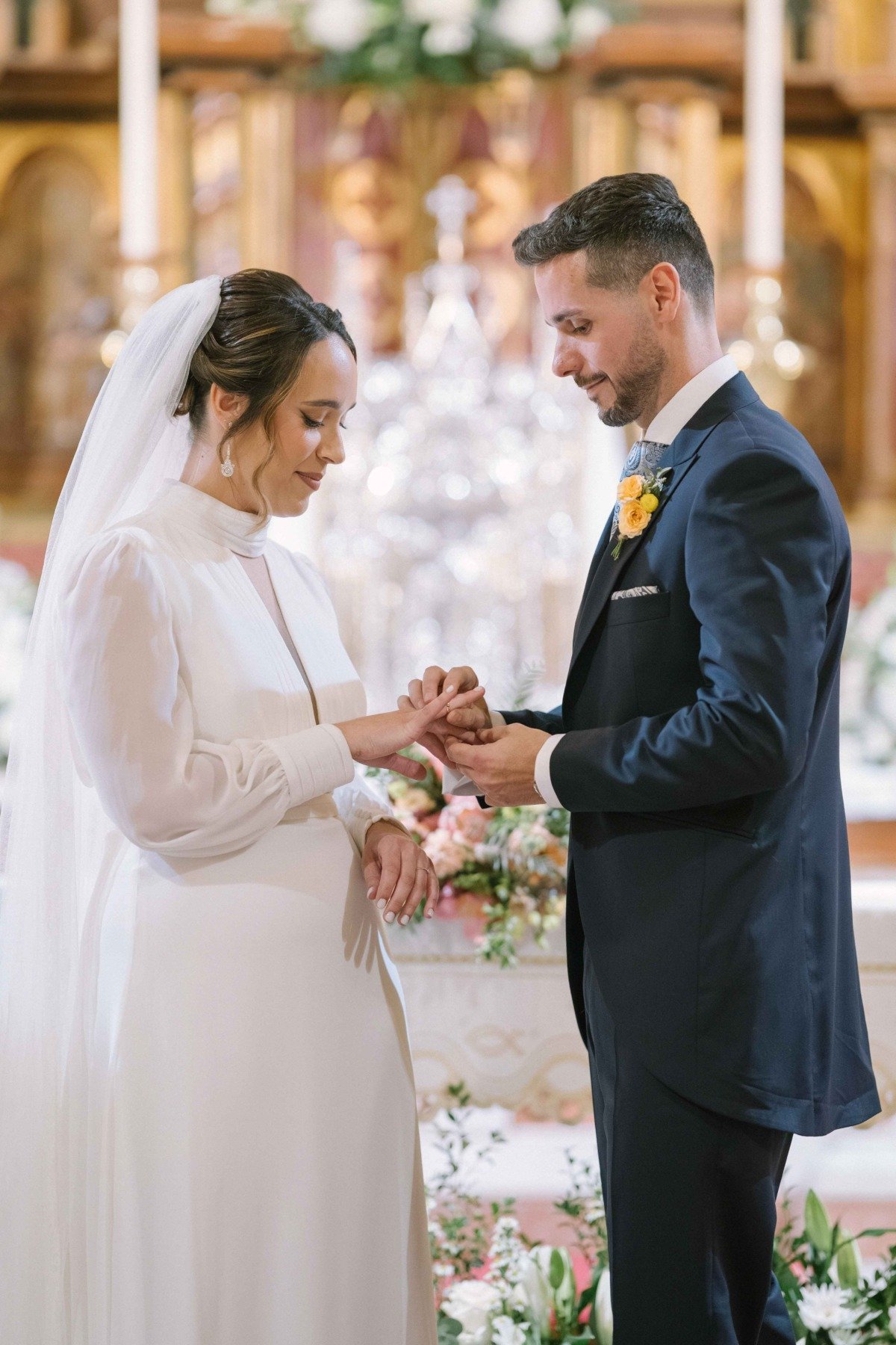 Momento de la boda de Manu y María en Jardines de San Telmo, Málaga — fotografía natural y sin posar