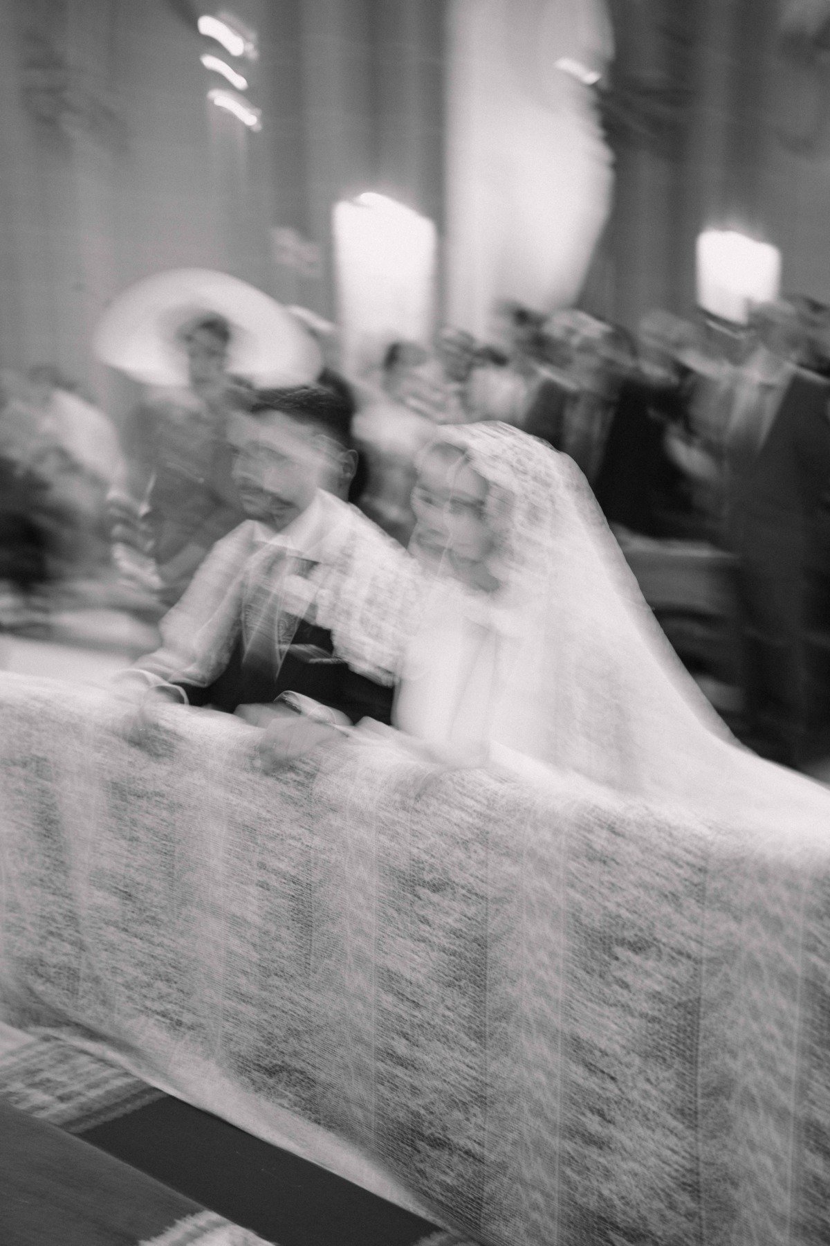 Novios durante su boda en Jardines de San Telmo, Málaga — fotografía de Adrián Jordán, fotógrafo de bodas en Málaga