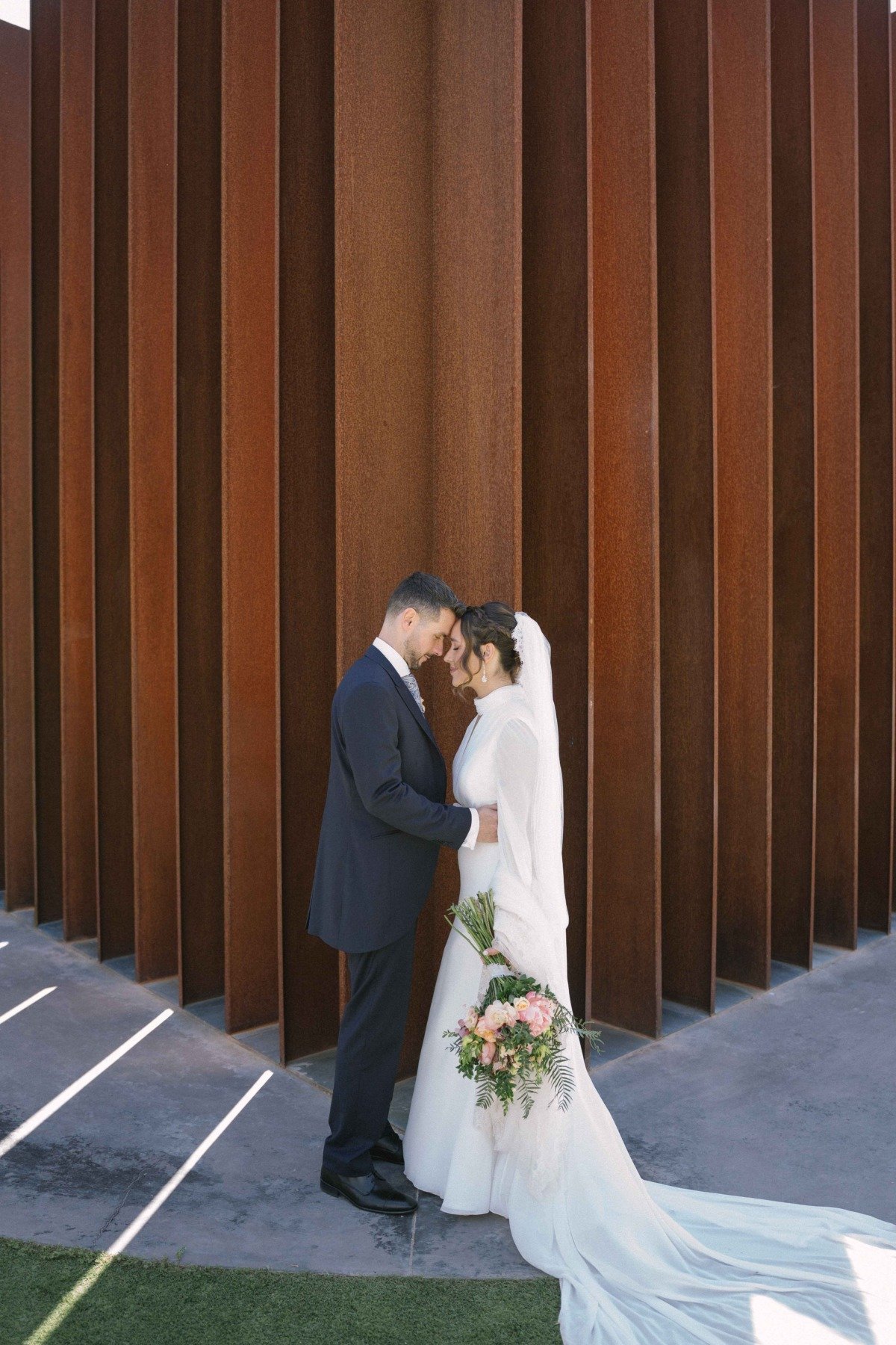 Novios durante su boda en Jardines de San Telmo, Málaga — fotografía de Adrián Jordán, fotógrafo de bodas en Málaga