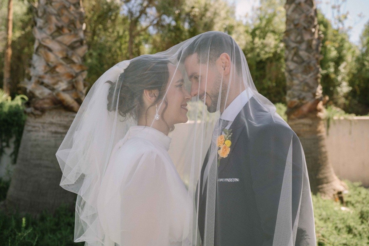 Novios durante su boda en Jardines de San Telmo, Málaga — fotografía de Adrián Jordán, fotógrafo de bodas en Málaga