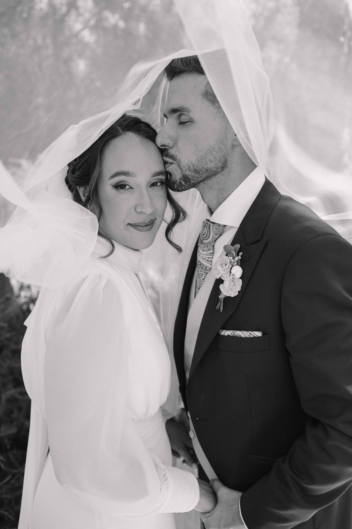 Momento de la boda de Manu y María en Jardines de San Telmo, Málaga — fotografía natural y sin posar