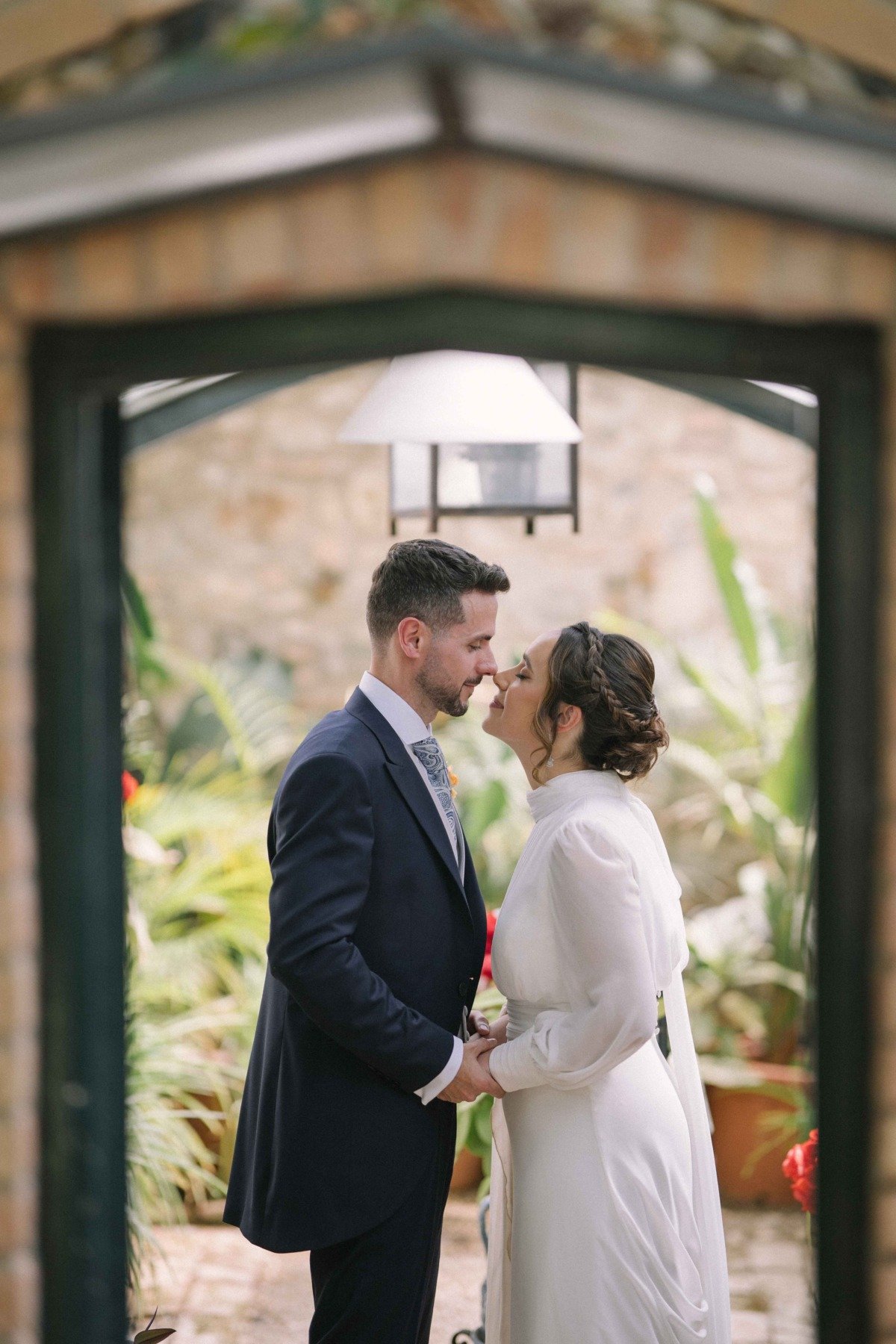 Novios durante su boda en Jardines de San Telmo, Málaga — fotografía de Adrián Jordán, fotógrafo de bodas en Málaga