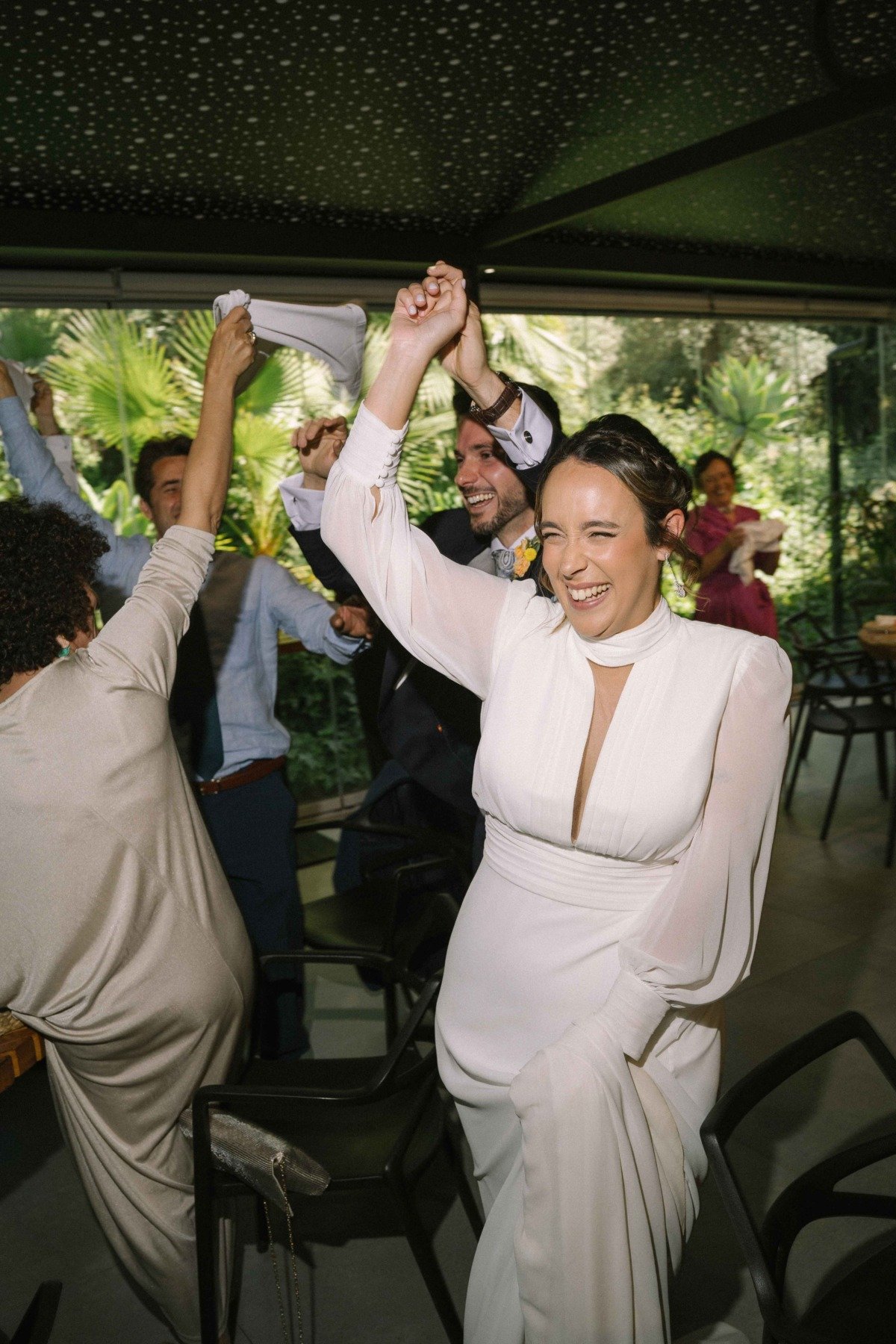 Novios durante su boda en Jardines de San Telmo, Málaga — fotografía de Adrián Jordán, fotógrafo de bodas en Málaga