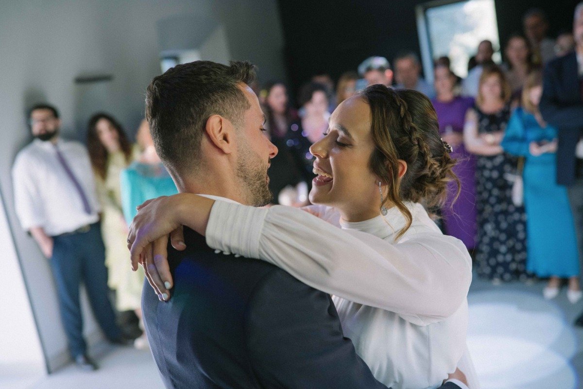 Momento de la boda de Manu y María en Jardines de San Telmo, Málaga — fotografía natural y sin posar