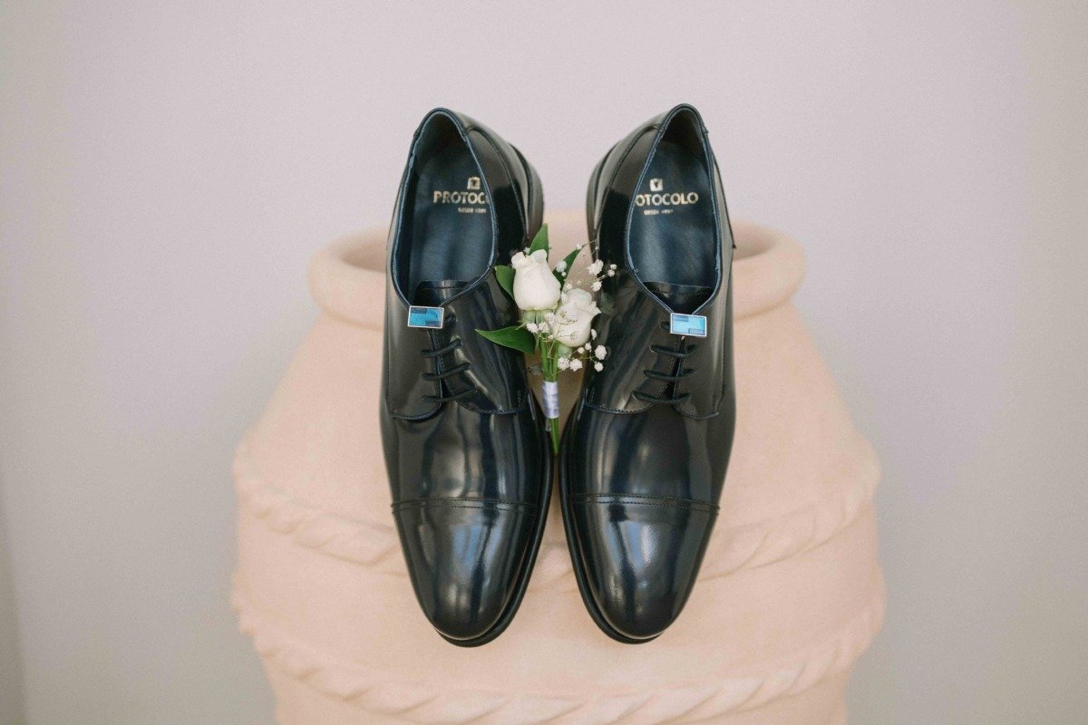 Novios durante su boda en Bbou La Viñuela, Málaga — fotografía de Adrián Jordán, fotógrafo de bodas en Málaga
