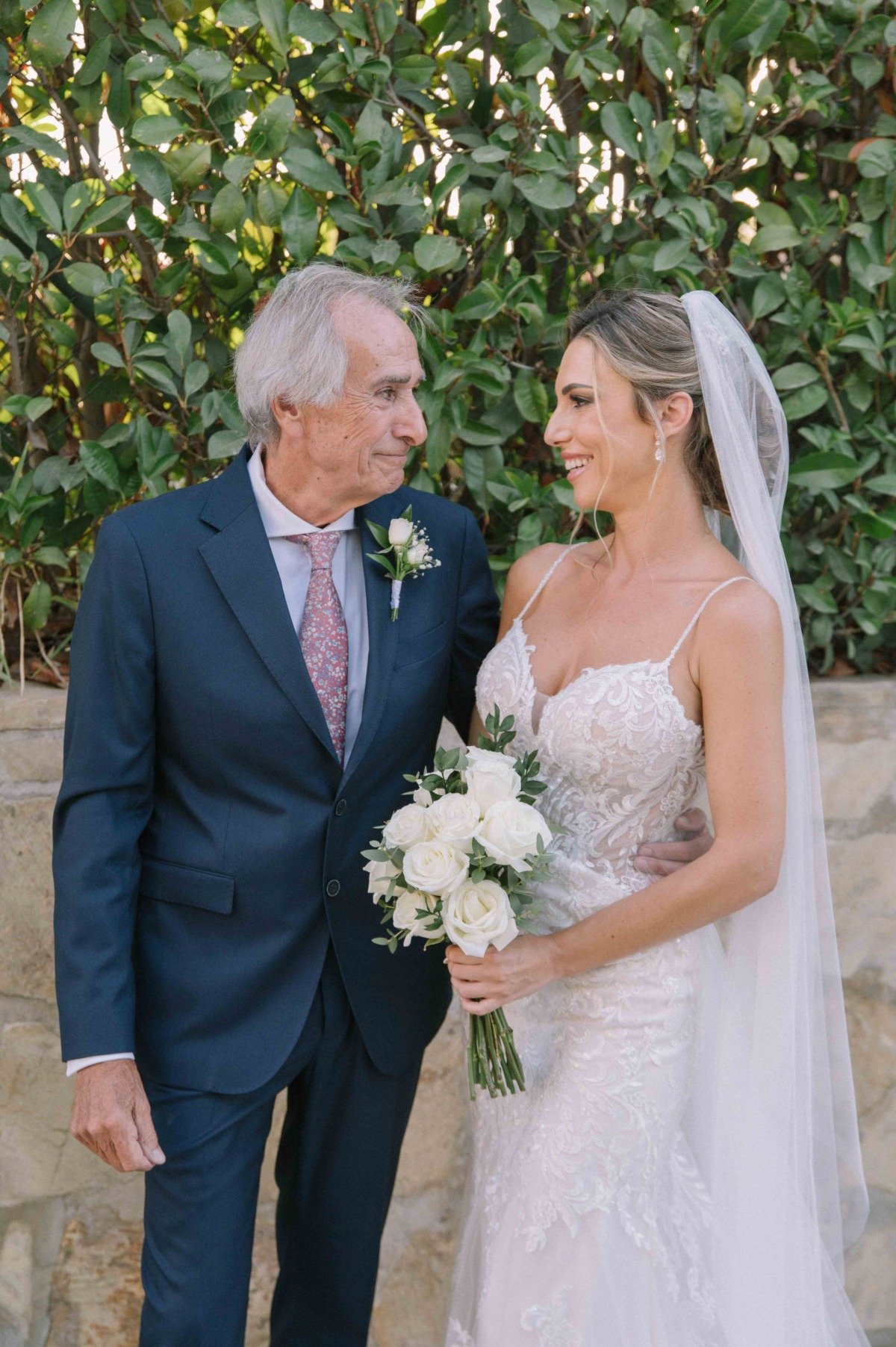 Novios durante su boda en Bbou La Viñuela, Málaga — fotografía de Adrián Jordán, fotógrafo de bodas en Málaga