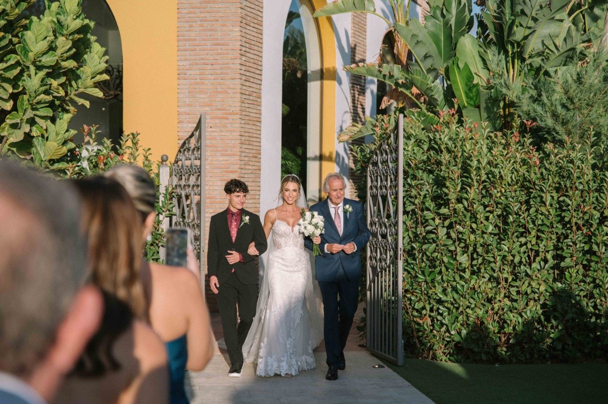 Novios durante su boda en Bbou La Viñuela, Málaga — fotografía de Adrián Jordán, fotógrafo de bodas en Málaga