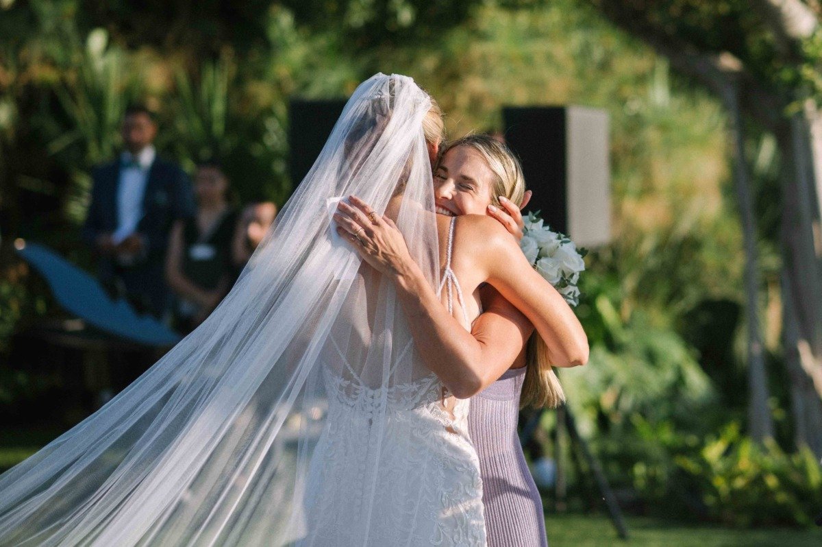 Novios durante su boda en Bbou La Viñuela, Málaga — fotografía de Adrián Jordán, fotógrafo de bodas en Málaga