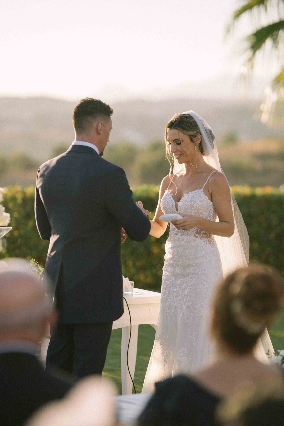 Novios durante su boda en Bbou La Viñuela, Málaga — fotografía de Adrián Jordán, fotógrafo de bodas en Málaga