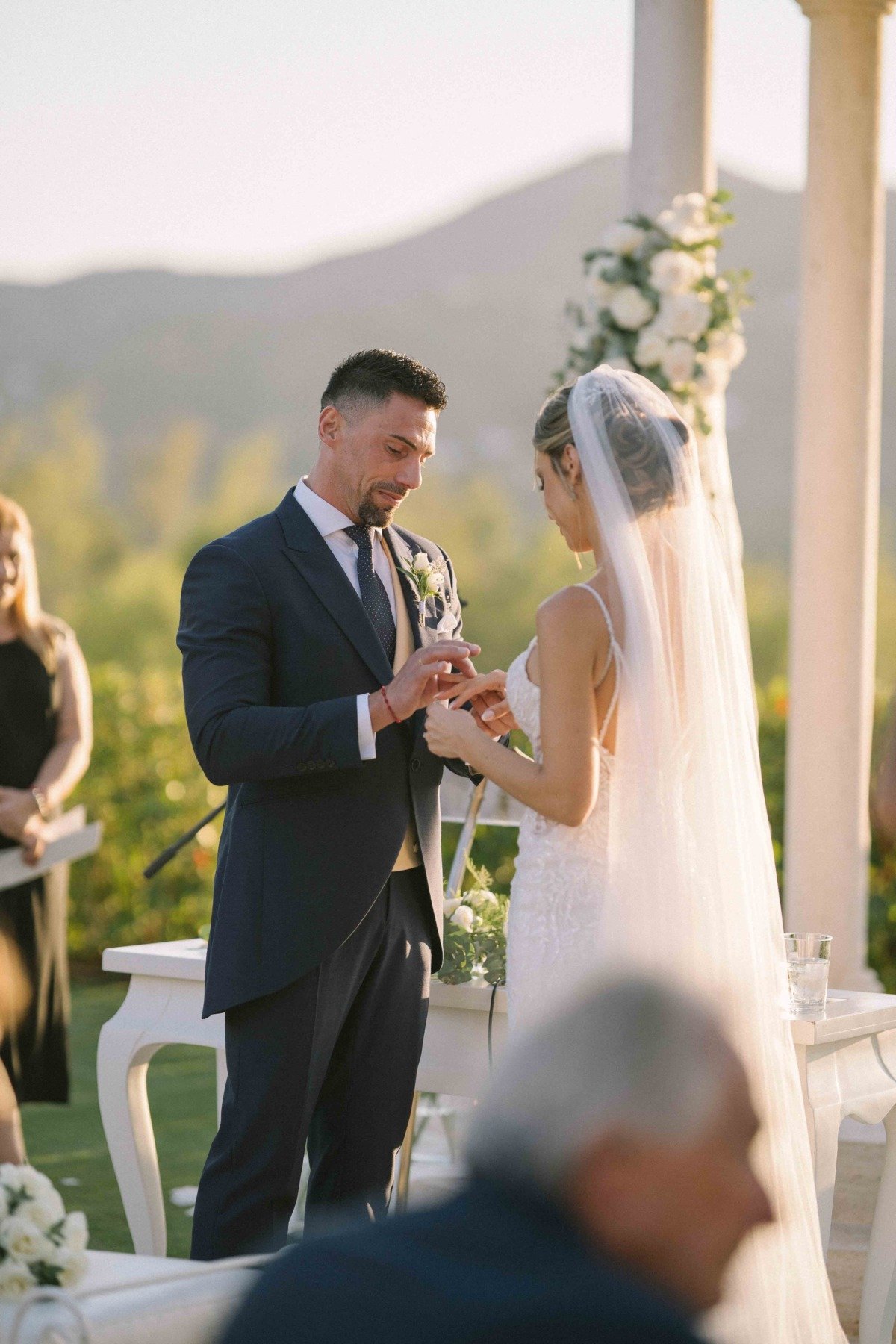 Momento de la boda de José y Marina en Bbou La Viñuela, Málaga — fotografía natural y sin posar