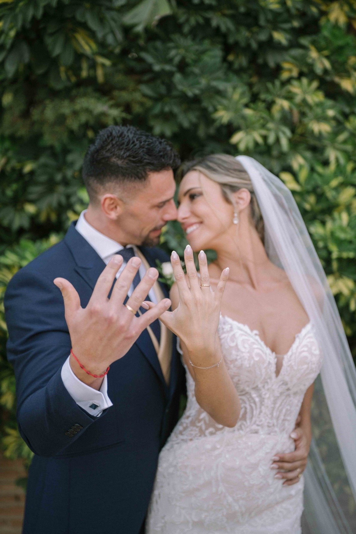 Novios durante su boda en Bbou La Viñuela, Málaga — fotografía de Adrián Jordán, fotógrafo de bodas en Málaga