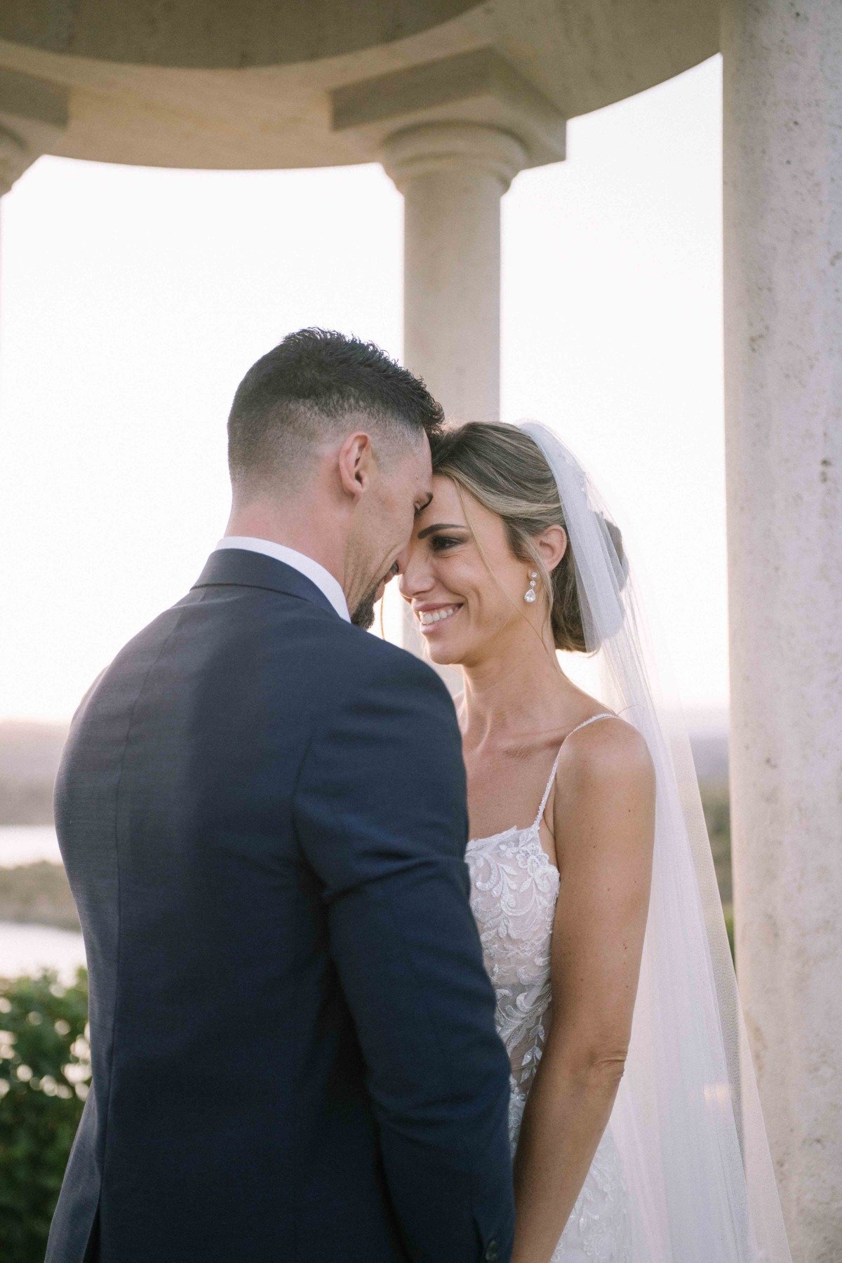 Momento de la boda de José y Marina en Bbou La Viñuela, Málaga — fotografía natural y sin posar