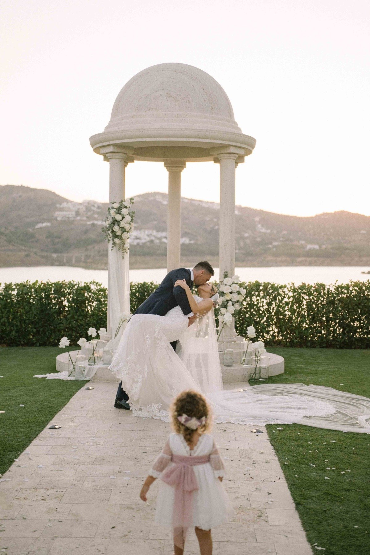Novios durante su boda en Bbou La Viñuela, Málaga — fotografía de Adrián Jordán, fotógrafo de bodas en Málaga