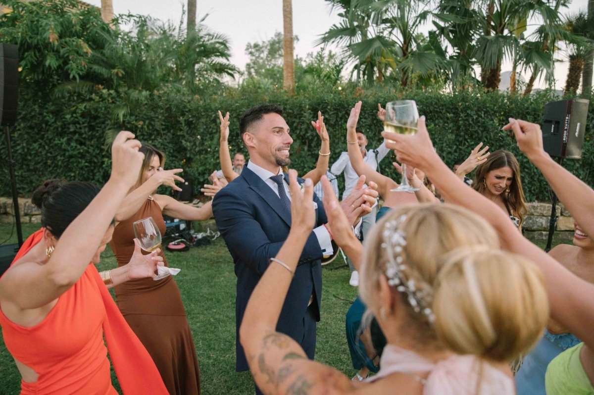 Momento de la boda de José y Marina en Bbou La Viñuela, Málaga — fotografía natural y sin posar