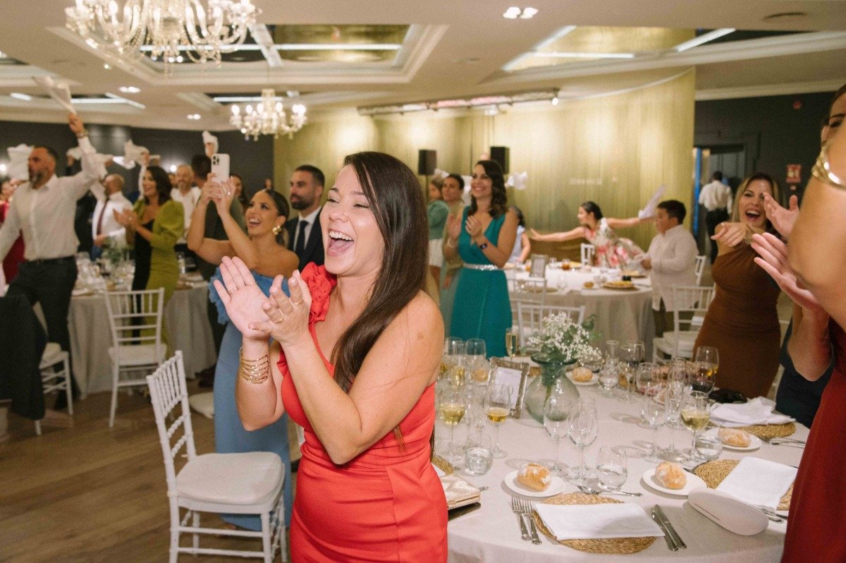 Momento de la boda de José y Marina en Bbou La Viñuela, Málaga — fotografía natural y sin posar