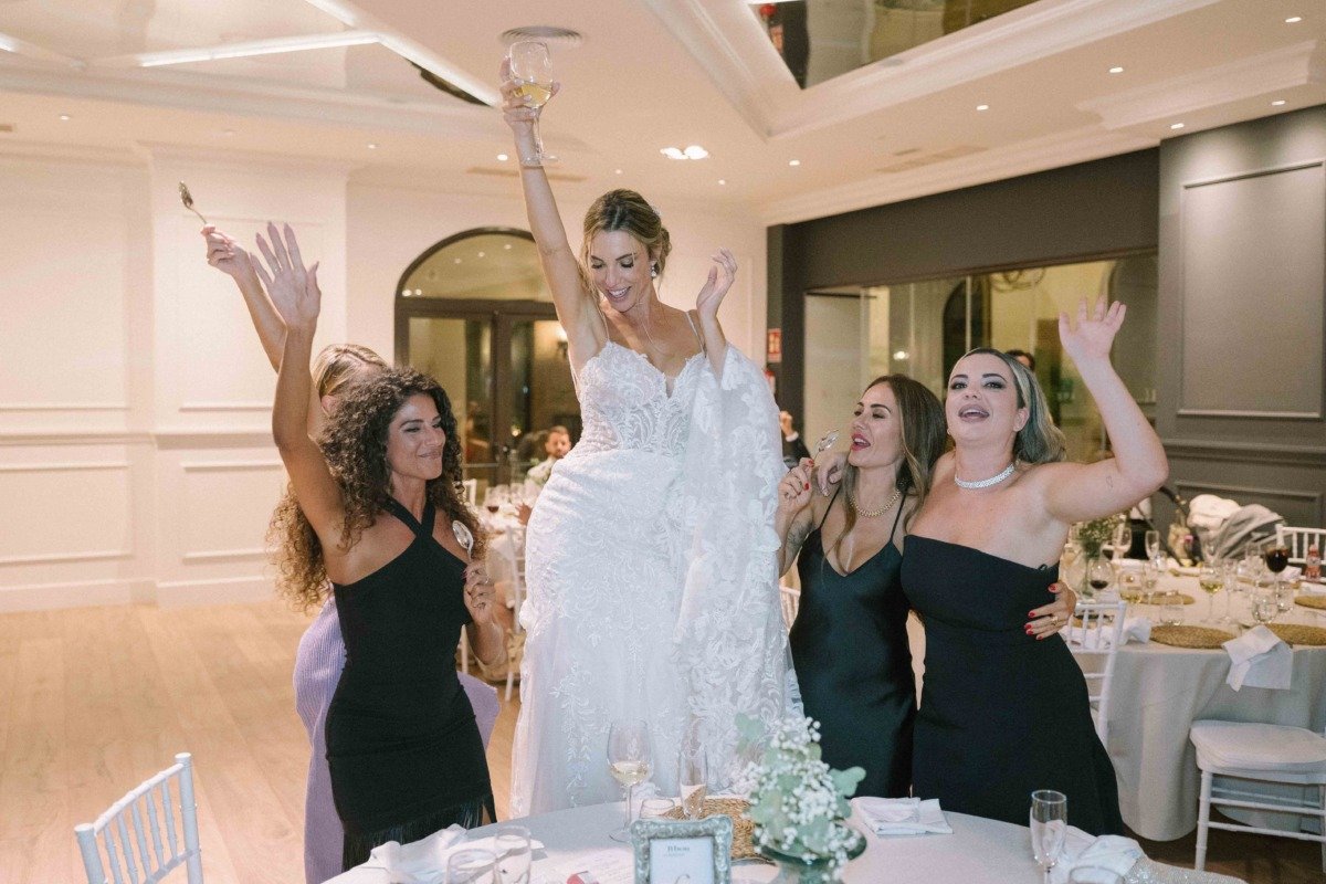 Novios durante su boda en Bbou La Viñuela, Málaga — fotografía de Adrián Jordán, fotógrafo de bodas en Málaga