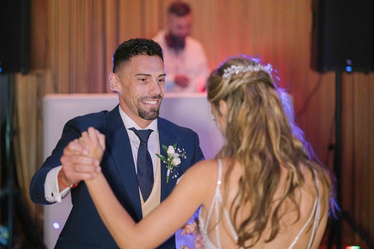 Novios durante su boda en Bbou La Viñuela, Málaga — fotografía de Adrián Jordán, fotógrafo de bodas en Málaga