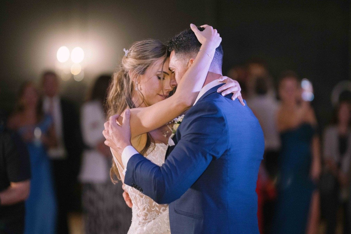 Momento de la boda de José y Marina en Bbou La Viñuela, Málaga — fotografía natural y sin posar