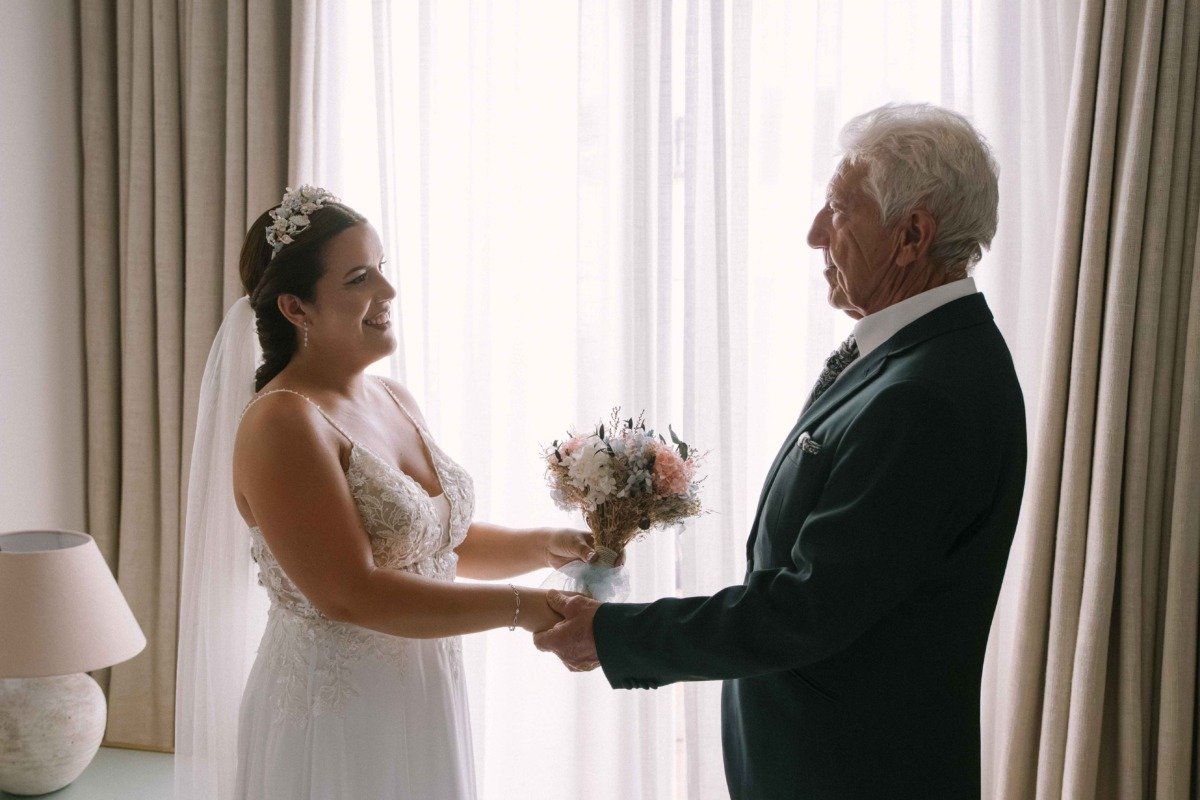 Novios durante su boda en Hotel bbou la viñuela, Málaga — fotografía de Adrián Jordán, fotógrafo de bodas en Málaga