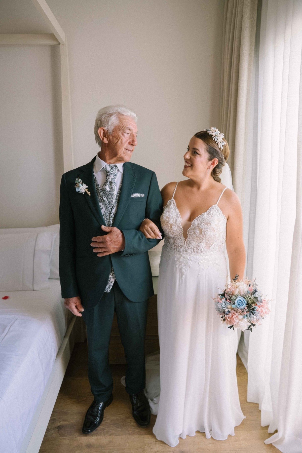 Momento de la boda de Samuel y Lidia en Hotel bbou la viñuela, Málaga — fotografía natural y sin posar