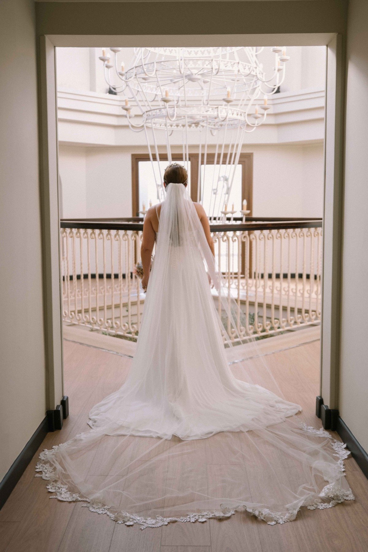 Novios durante su boda en Hotel bbou la viñuela, Málaga — fotografía de Adrián Jordán, fotógrafo de bodas en Málaga