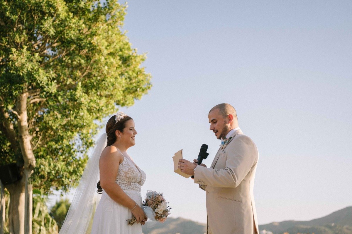 Novios durante su boda en Hotel bbou la viñuela, Málaga — fotografía de Adrián Jordán, fotógrafo de bodas en Málaga