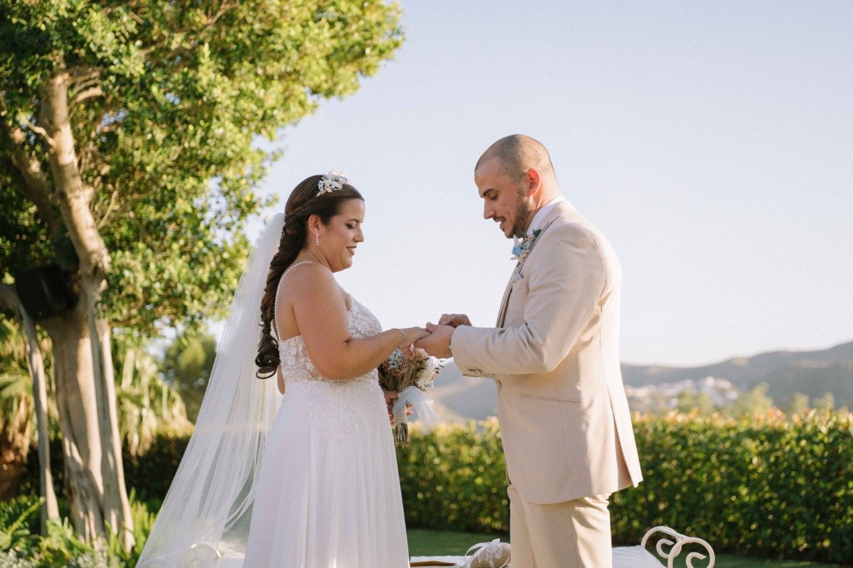Fotografía de Samuel y Lidia puesta de anillos