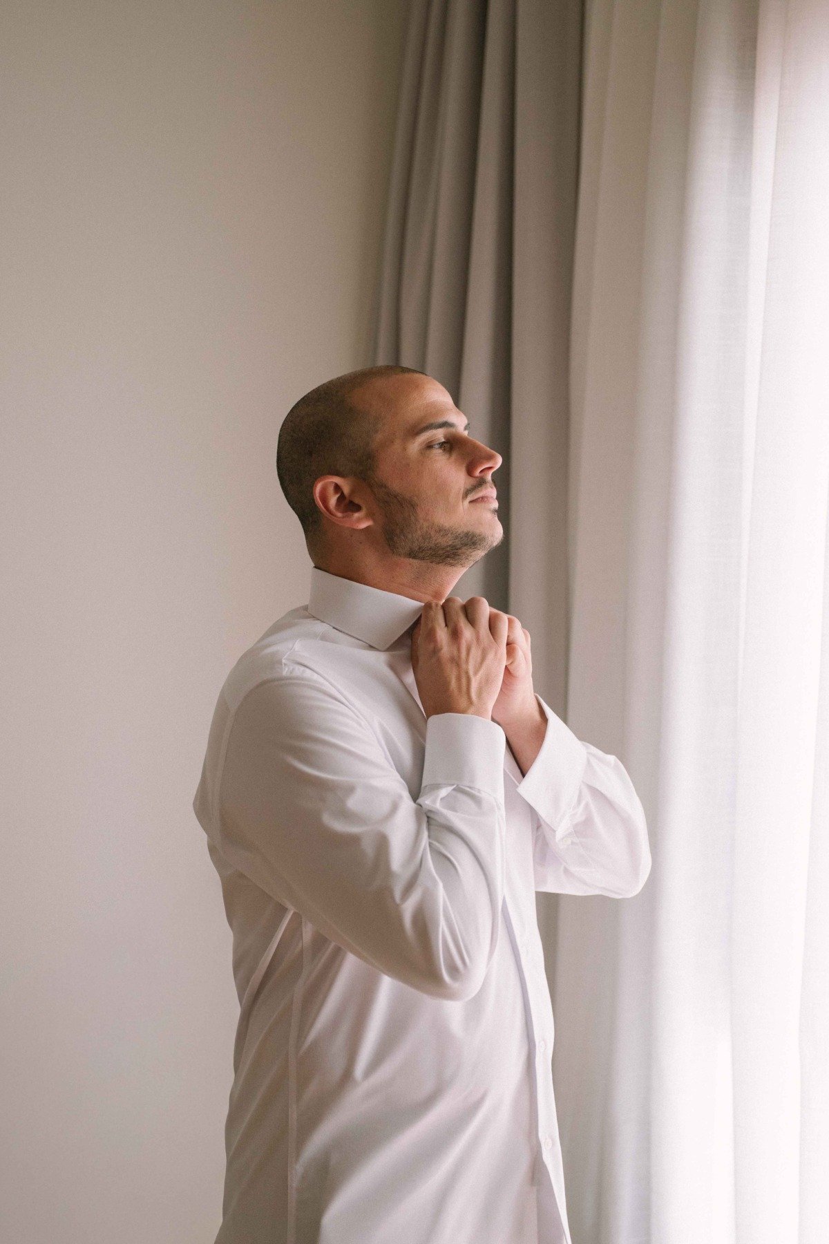 Novios durante su boda en Hotel bbou la viñuela, Málaga — fotografía de Adrián Jordán, fotógrafo de bodas en Málaga