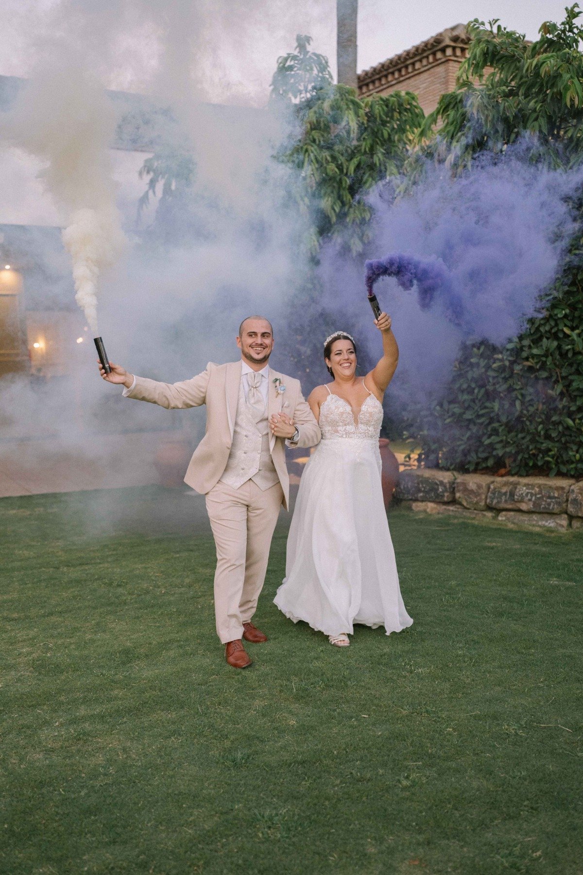 entrada de la boda de Samuel y Lidia con bengalas de humo