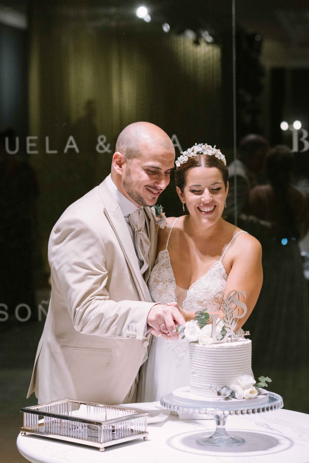 Corte de tarta de la boda de Samuel y Lidia